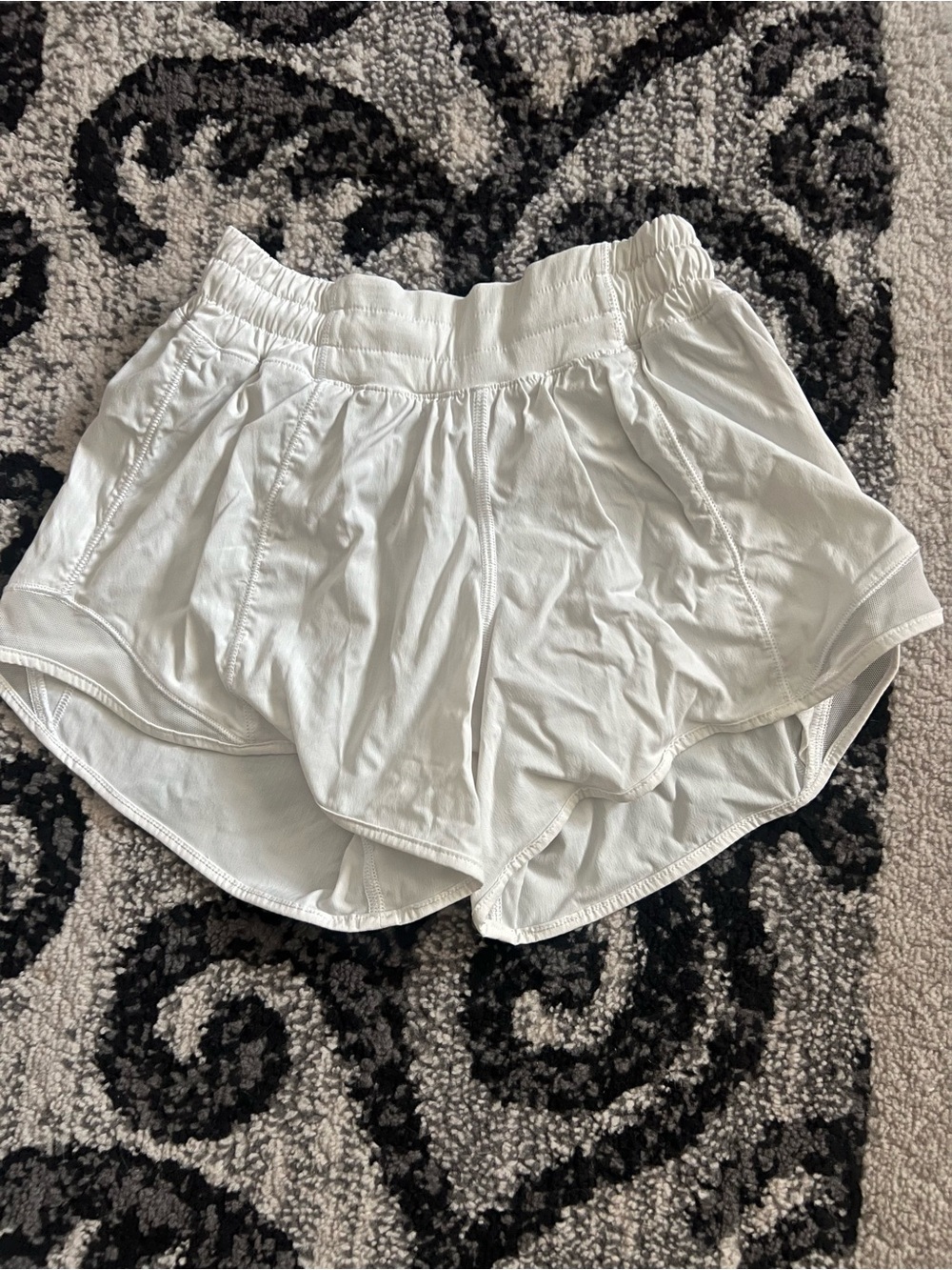 Lululemon Hotty Hot Mid Rise 4” Shorts Great Condition White Size 2